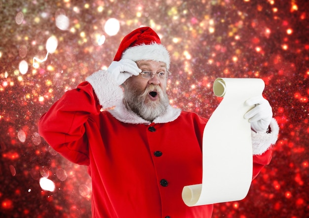 Foto babbo natale che legge la lista dei desideri