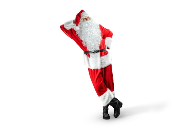 Babbo natale in un vestito rosso isolare