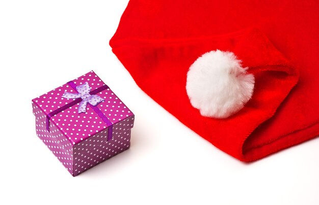 산타 클로스 빨간색과 흰색 모자와 흰색 바탕에 크리스마스 선물.