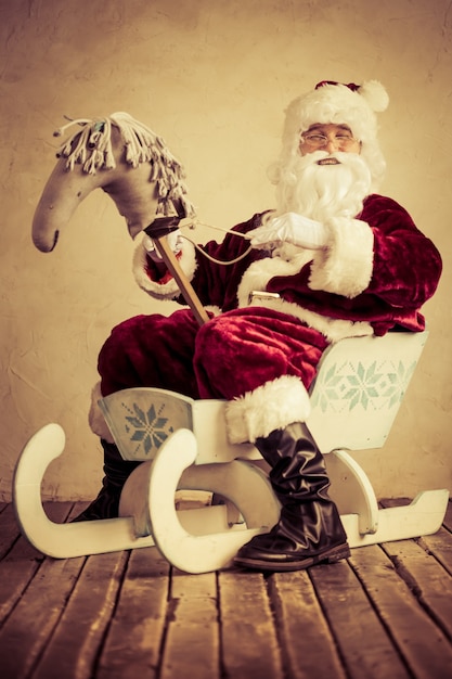 Foto uomo anziano di babbo natale su sfondo grunge. concetto di vacanza di natale