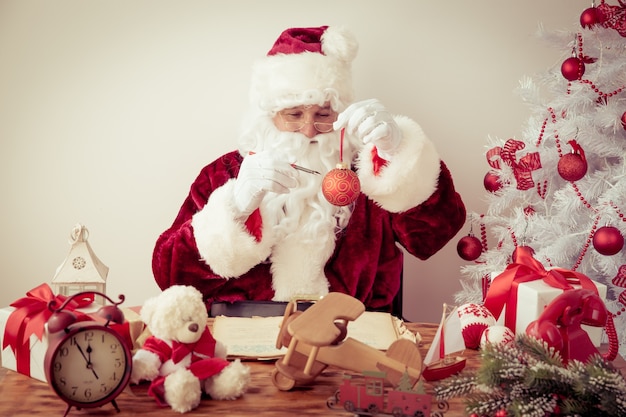 Санта-Клаус старший мужчина. Концепция праздника Рождества