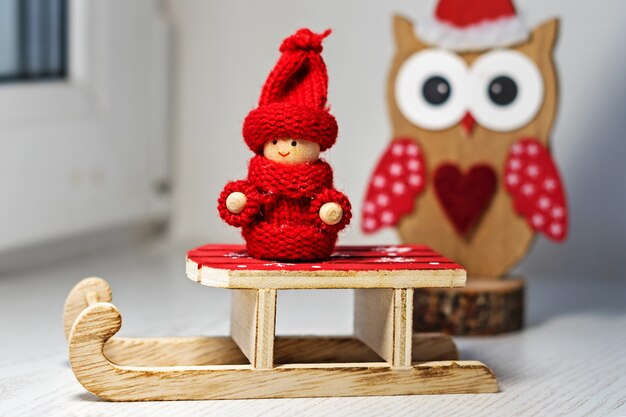 Foto slitta giocattolo di babbo natale e un gufo di natale