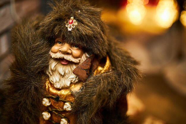 Foto babbo natale giocattolo con borsa da vicino