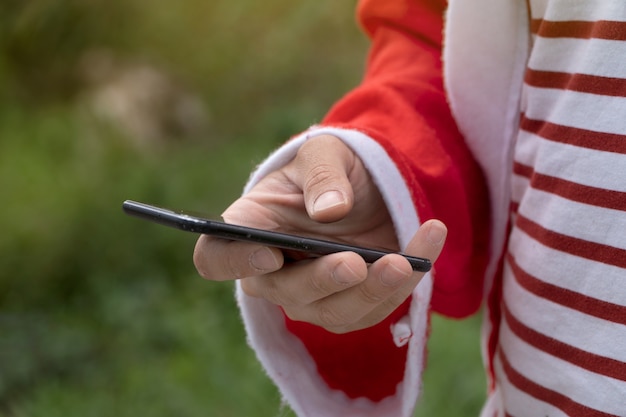 Babbo natale che utilizza il telefono cellulare.