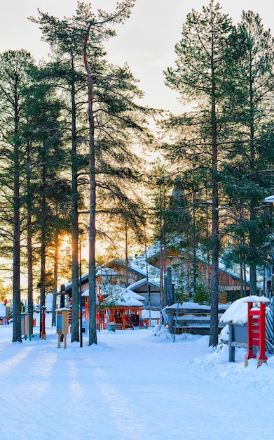 フィンランドラップランドのロヴァニエミにあるサンタクロース村。クリスマスのオフィスハウスの冬。ラップランドと雪。北極のホリデーパークでヨウルプッキに移動します。新年。ライトで投稿します。木の装飾