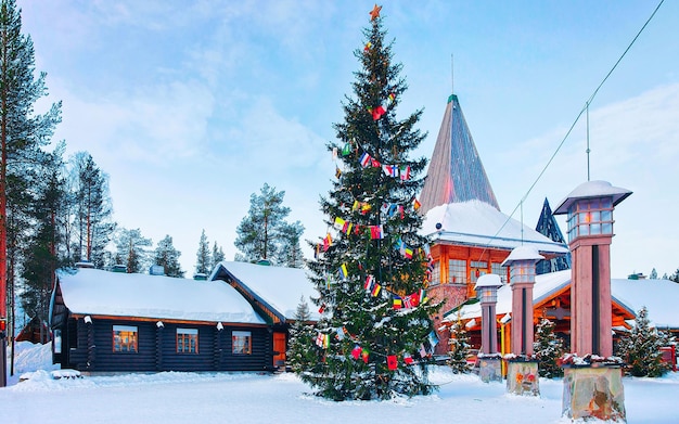 フィンランドラップランドのロヴァニエミにあるサンタクロース村。クリスマスのオフィスハウスの冬。ラップランドと雪。北極のホリデーパークでヨウルプッキに移動します。新年。ライトで投稿します。木の装飾