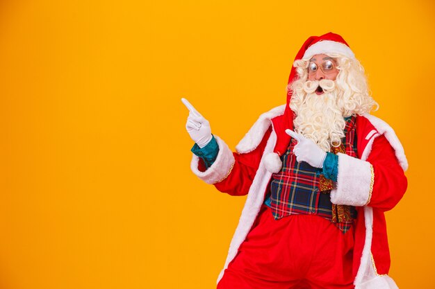 Santa Claus wijst naar de vrije kant voor tekst aan de linkerkant