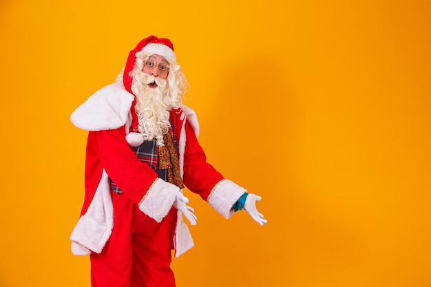 Santa Claus wijst naar de zijkant met ruimte voor tekst