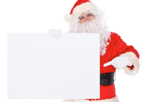 Foto santa claus wijzend op lege witte muur advertentie banner met kopie ruimte geïsoleerd op witte achtergrond