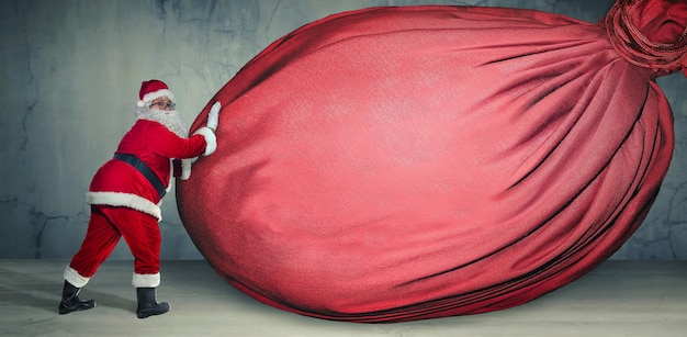 空白の広告バナーに大きな袋を持つサンタ クロース コピー スペース クリスマス テーマ販売イメージ