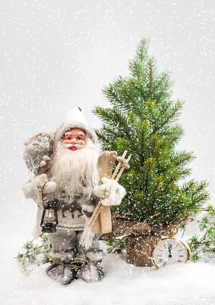 雪の中でクリスマスツリーとサンタクロース。冬の装飾