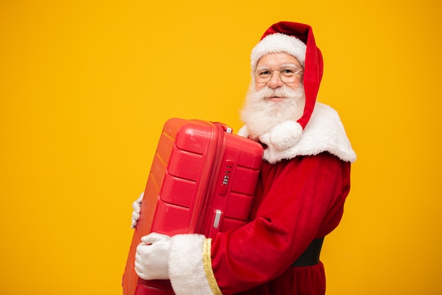 Babbo natale con la sua valigia. concetto di viaggio di capodanno