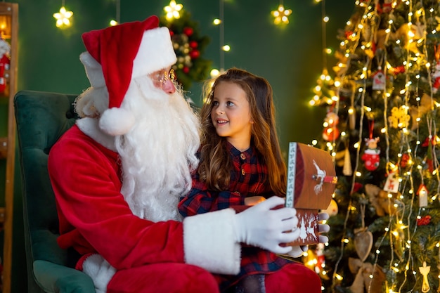 Babbo natale con una bambina carina