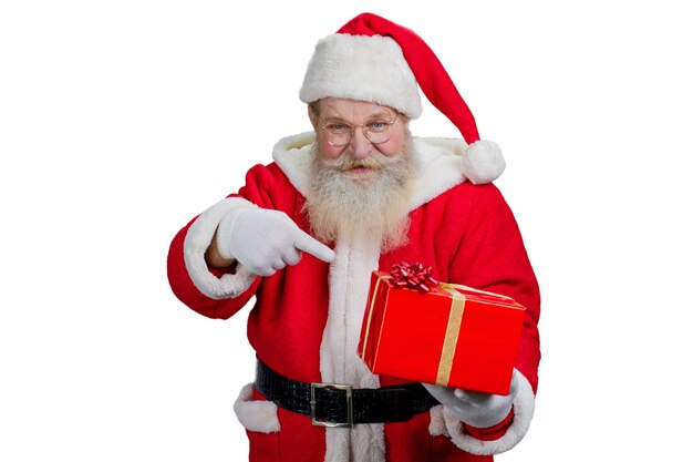 Санта-Клаус с красной подарочной коробкой.