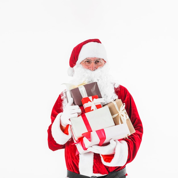 Babbo natale con varie scatole regalo in mano