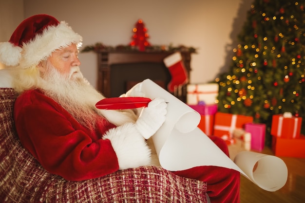 Санта-Клаус записывает свой список в свитке