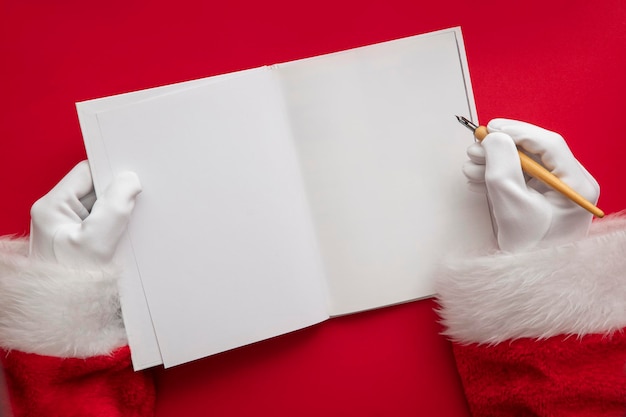 Babbo natale che scrive un elenco cattivo o carino in una pagina vuota del libro mock up