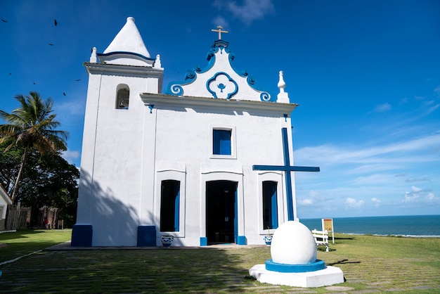 Santa Cruz Cabralia, Bahia-Brazil- 2021 년 1 월경 : Bahia 남쪽에있는 Santa Cruz Cabralia시에있는 성모 마리아 교회의 공중보기