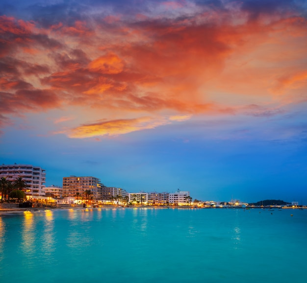 Santa Eulalia van Ibiza-zonsondergangstrand in de Balearen