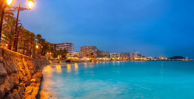 Santa Eulalia van Ibiza-zonsondergangstrand in de Balearen