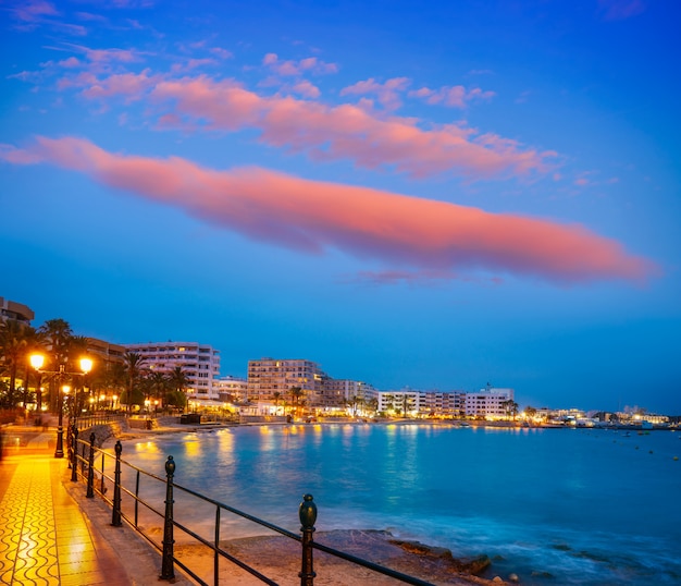 Santa Eulalia van Ibiza-zonsondergangstrand in de Balearen