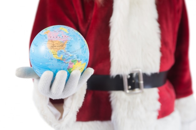 Santa heeft een globe in zijn hand