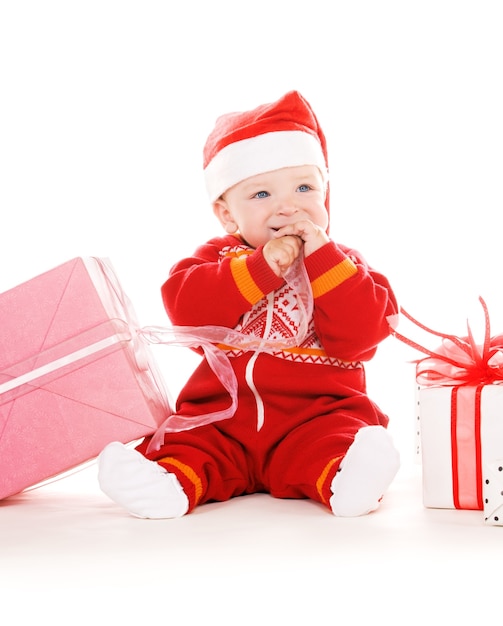 santa helper baby met kerstcadeaus over wit