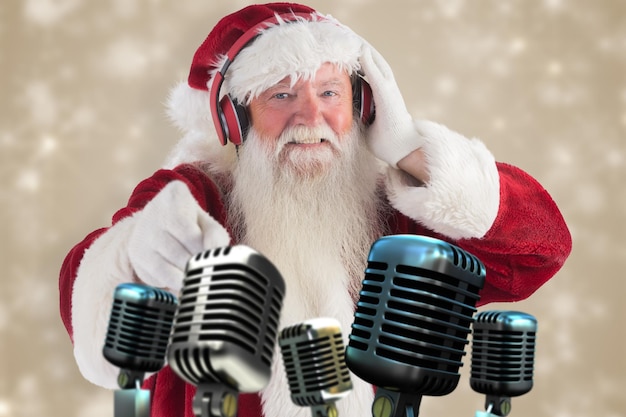 Санта слушает музыку на фоне белой снежинки на кремовом фоне