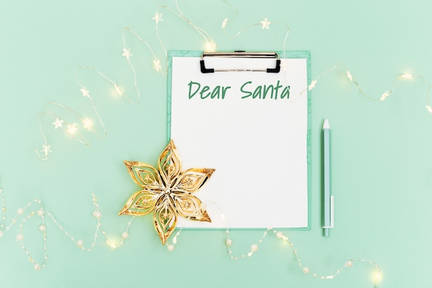 종이, 새 해 화 환의 흰 시트에 텍스트 친애하는 산타와 산타 편지