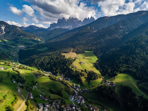 Santa maddalena dorp voor de geisler of odle dolomites group val di funes italië europa