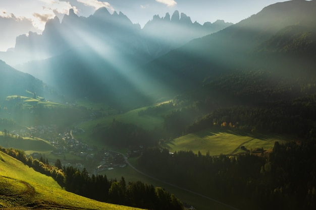 Geisler 또는 Odle Dolomites Group Val di Funes Italy Europe 앞의 Santa Maddalena 마을