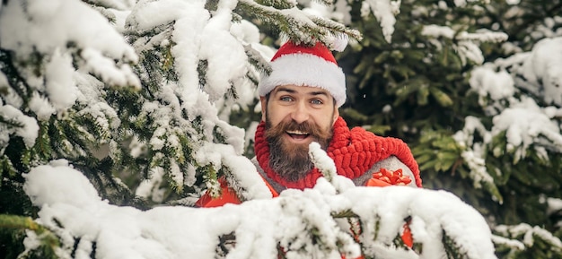 겨울 눈 배경에 산타 남자 야외 초상화