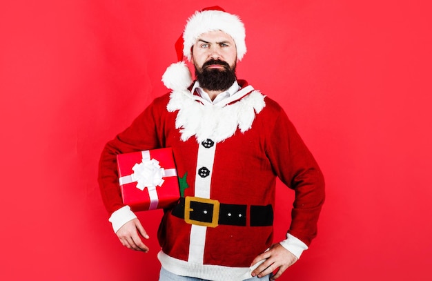크리스마스 선물 상자를 가진 산타 남자 새해 선물 산타 의상 shoping 판매에 수염 난된 남자와