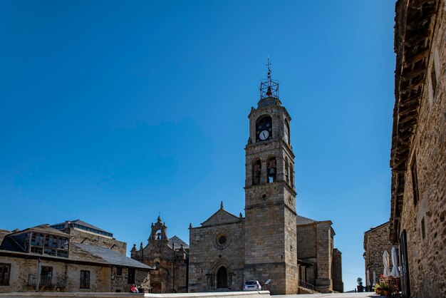 Puebla de Sanabria Zamora Castilla y Leon Spain 중세 마을의 시장 광장에 있는 산타 마리아 델 아조게 교회