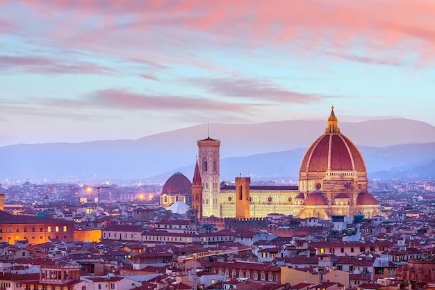 Santa Maria del Fiore de Duomo van Florence bij zonsondergang