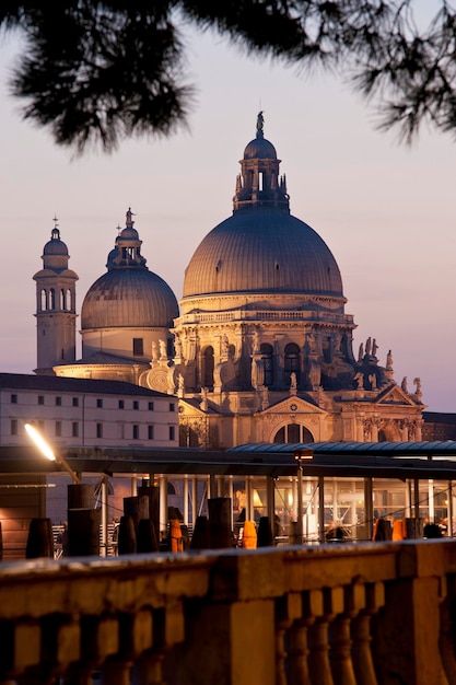 サンタ・マリア・デラ・セリュート (Santa maria della salute) は,夕暮れの街で空に向かって行われます.