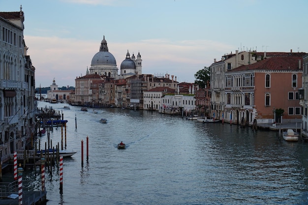 Santa maria della salute door het grote kanaal tegen de hemel tijdens de zonsondergang