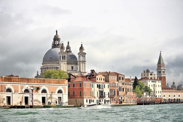 Santa maria della salute en san marco campanile in het Grand Canal tegen de lucht
