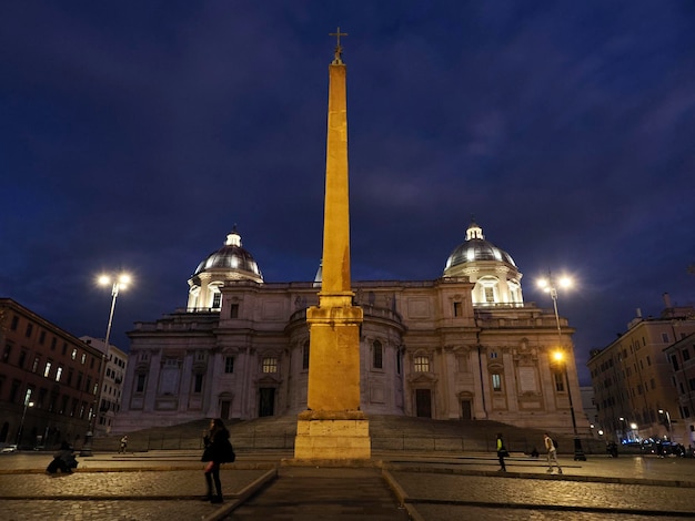 церковь санта мария маджоре базилика рим италия вид ночью на черном небе