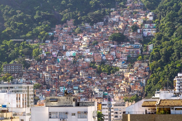 Фавела Санта-Марта в районе Ботафого в Рио-де-Жанейро, Бразилия