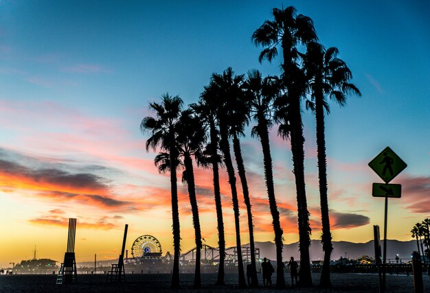 Foto santa monica pier bij zonsondergang