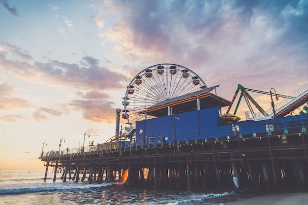 Molo di santa monica al tramonto