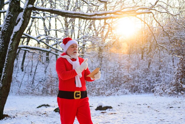 크리스마스 이브에 겨울 필드 눈 덮인 숲 산타 클로스에서 산타 읽기 위시리스트