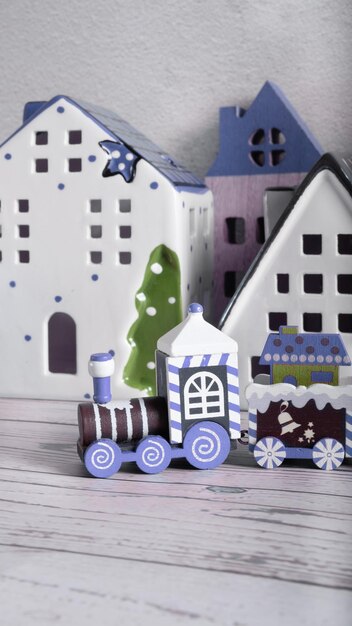 Рождественский игрушечный поезд Санты перед сказочной деревней