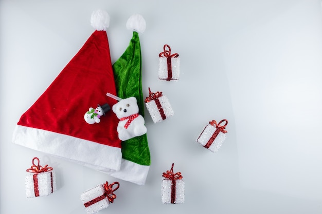 Foto cappello verde e rosso di babbo natale e regali di natale