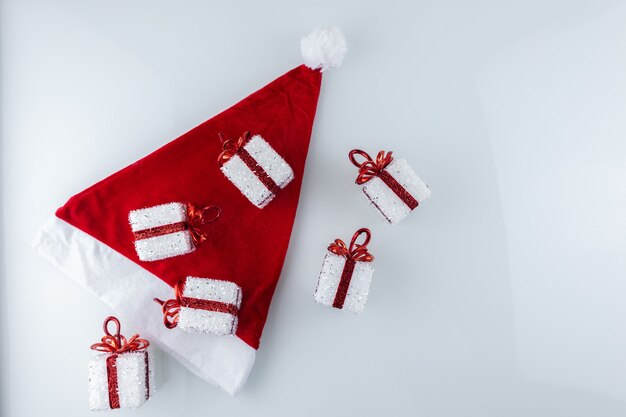 산타의 빨간 모자와 크리스마스 선물