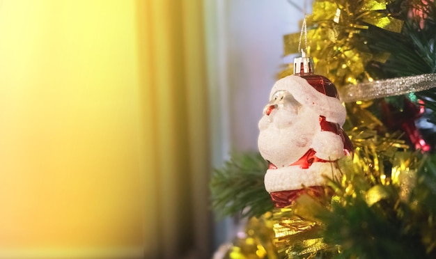 Санта-Клаус красная белая сосна зеленый цвет елка боке копировать пространство фон обои украшение орна