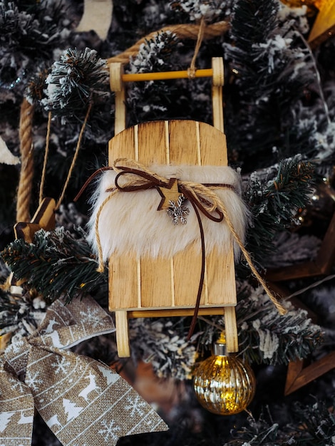 사진 크리스마스 트리에 산타의 작은 썰매 수제 나무 장난감