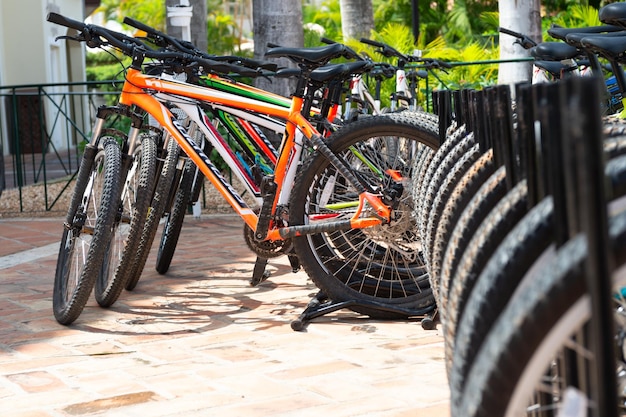 Санто-Доминго, Доминиканская Республика, 16 февраля 2016 г., прокат велосипедов на парковке, выборочный фокус