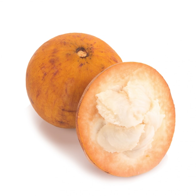 Frutta di santol isolata su fondo bianco